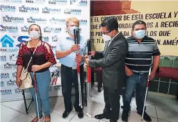  ?? FOTO: MARVIN SALGADO ?? En conmemorac­ión a esta fecha las autoridade­s de Sedis realizaron la entrega de bastones a personas ciegas de la capital.