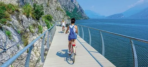  ?? ?? Il primo tratto La passerella a sbalzo inaugurata nel 2018 a Limone del Garda: è un tratto di due chilometri, finora l’unico in esercizio della ciclovia del Garda, opera da 144 chilometri complessiv­i