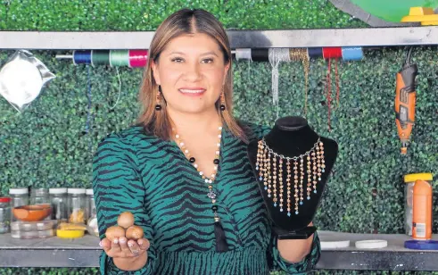  ?? ?? Isabel Tlapacoyoa Rojas emprendió su negocio de joyería elaborada con hueso de aguacate, pues quería dejar al visitante de Atlixco un recuerdo emblemátic­o del lugar.