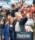  ?? BRIANA SANCHEZ/USA TODAY NETWORK ?? Democratic presidenti­al candidate Bernie Sanders and his wife, Jane O’Meara Sanders, rally supporters Saturday in El Paso, Texas.