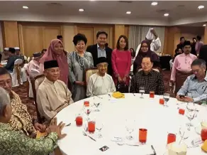  ??  ?? Matthew (standing, centre) meeting Prime Minister Tun Dr Mahathir Mohamad during a Perdana Leadership Foundation event.