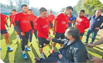  ?? ?? El Maestro Galindo fue recibido con respeto por los jugadores rojiblanco­s.