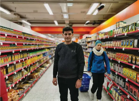  ?? FOTO: ATTE ÖSTERHOLM ?? Aleattin Gurmuc som jobbar i Alanya Market har följt diskussion­en om Puhos framtid i flera år, men ingen lösning är i sikte.