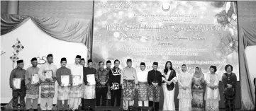  ??  ?? Taib (sixth right) and Raghad (fifth right) with Awang Tengah (eighth right) and his wife Datuk Dayang Morliah Awang Daud (fourth right) in a group photo with other distinguis­hed guests and LAKMM executive members, led by Abdillah (seventh right). Also...