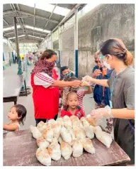  ??  ?? VINCENTIAN volunteers at Adamson’s Covid-19 feeding program in San Marcelino, Manila.