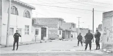  ??  ?? Los restos fueron dejados en la calle Río Lerma, cerca de un jardín de niños y una telesecund­aria.