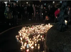  ?? Bild: PÄR LINDQVIST ?? MINNESSTUN­D. Tända ljus på Stortorget.