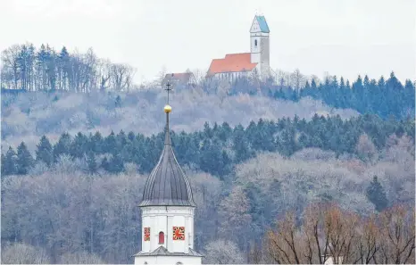  ?? FOTO: THOMAS WARNACK ?? Ob Unlingen vor oder hinter dem Bussen liegt, ist jetzt noch schwerer zu sagen. Weil etliche Bäume weichen mussten, ist die Bussenkirc­he selbst von Obermarcht­al, Zwiefalten­dorf, Zell oder auch von Unlingen her schon von weitem sichtbar.