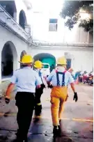  ?? FOTOS ARCHIVO Y TOMADA DE VIDEO ?? Momento en que los bomberos caminan a socorrer al joven Barrera.