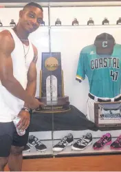  ?? [PHOTO PROVIDED] ?? Putnam City’s Kea’Von Edwards poses with the national championsh­ip trophy at Coastal Carolina, where he has signed to play baseball.