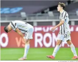  ?? ALESSANDRO DI MARCO/ EFE ?? Cristiano Ronaldo y Chiesa lamentan ayer un gol en contra ante el Torino.