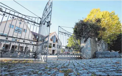  ?? FOTO: ANTON FUCHSLOCH ?? Für wen sich die Tür zum Rathaus öffnet, entscheide­n am Sonntag die Wähler.