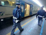  ??  ?? L’aggression­e è avvenuta ieri intorno alle 11 vicino alla stazione di Pisa Centrale