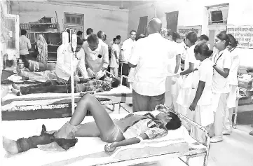  ?? — AFP photo ?? Survivors receive medical care at Sidhi’s Civil hospital after a truck carrying wedding revellers plunged late when crossing Jogdha bridge over Son river.