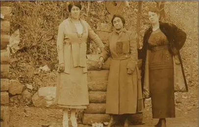  ?? Submitted photo ?? HISTORIC FIND: The Uzuri Project and P.H.O.E.B.E. will exhibit photos from “Look What We Found! A Photograph­ic Exhibit of John Lee Webb & Mary McLeod Bethune” during Gallery Walk today from 6-9 p.m. to celebrate Women’s History Month at Legacy Fine...