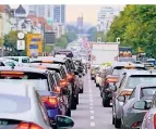  ?? FOTO:DPA ?? Autos stauen sich im Berufsverk­ehr auf dem Berliner Kaiserdamm.
