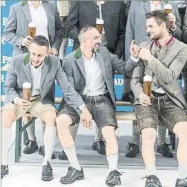  ?? FOTO: EFE ?? Ribéry bromea con Rafinha y Ulreich El Bayern celebró la Oktoberfes­t