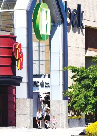  ?? STAFF PHOTO BY ROBIN RUDD ?? Shoppers enter the Hamilton Place mall on May 1.