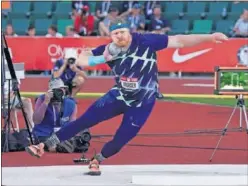  ??  ?? Ryan Crouser se prepara para lanzar en los Trials en Eugene (Oregón).