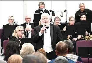  ?? PHOTOS BY NICK SMIRNOFF / FOR TEHACHAPI NEWS ?? Conductor James Reddish welcomes the audience to the spring concert.