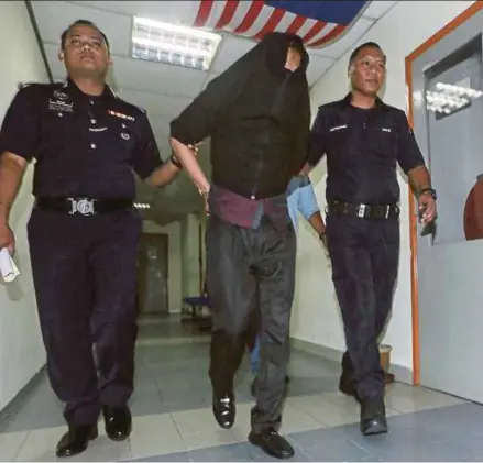  ?? PIC BY HAFIZ SOHAIMI ?? The suspect being led away at the Ampang Session’s Court yesterday.