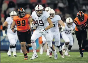  ??  ?? GRAN PROMESA. Arcega-Whiteside, a la carrera tras una recepción. Es ya una estrella en Stanford.