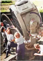  ?? ?? Luftwaffe helferinne­n cleaning a 150cm searchligh­t. These female auxiliarie­s were central to Hamburg’s air defences