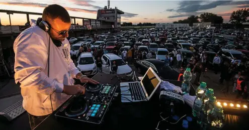  ?? FOTO: VLADIMIR SIMICEK / AFP VIA GETTY IMAGES ?? Drive-in-Rave: Tausende rollten im Juni zu diesem Musikfest bei Bratislava in der Slowakei an.