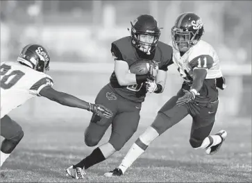  ?? Michael Owen Baker For The Times ?? NARBONNE’S Julian Woodard slices between Serra’s Deland McCullough, left, and Justin Houston.