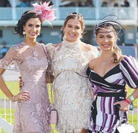  ?? Picture: STEWART McLEAN ?? MAGNIFICEN­T: Sara Reid, Laura George and Bianca Prove dressed up for the Cairns Cup race day at the weekend.