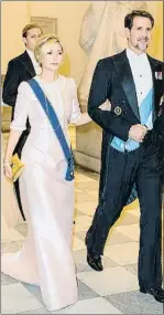  ??  ?? Grecia Marie-Chantal, esposa de Pablo de Grecia, eligió un vestido de satén nude adornado con un collar largo y un clutch dorado