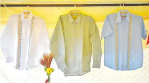  ??  ?? Hermosas camisas de ao po’i con bordados de diferentes colores para caballeros. Están a G. 110.000 cada una.