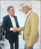  ??  ?? A la izquierda, el titular de la Secretaría de Desarrollo Urbano y Medio Ambiente, Eduardo Batllori Sampedro (derecha) con el director ejecutivo de la Agencia de Seguridad, Energía y Ambiente, Carlos de Regules. Debajo, ejecutivos de esa empresa y el...