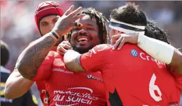  ?? (Photo Luc Boutria/Patrick Blanchard) ?? Après leur victoire pleine de joie, Bastareaud et tout le peuple toulonnais ont rendu hommage aux partants, comme Fernandez Lobbe, Suta ou Habana.