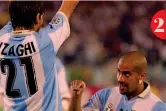  ??  ?? 2
Protagonis­ti 1 Simone Inzaghi con Sven Goran Eriksson, il tecnico dello scudetto biancocele­ste del 2000 2 L’esultanza con l’argentino Juan Sebastian Veron nella gara dell’Olimpico contro lo Sparta Praga in Champions: doppietta di Simone 3 Il gol di Inzaghi su rigore che avviò il successo sulla Reggina nel giorno dello scudetto 4 Con il fratello Pippo in Nazionale