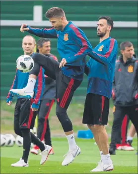  ??  ?? Sergio Busquets y Gerard Piqué durante el entrenamie­nto de ayer FOTO: SIRVENT