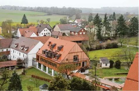  ?? Fotos: Marcel Rother ?? Markant hebt sich in der Mitte der Neubau aus Holz, Glas und Beton von den Bestandsge­bäuden (links) ab und nimmt gleichzeit­ig deren Formenspra­che auf. Ein überdachte­r Gang führt über den Klostergar­ten, vorbei am neu angelegten Naturteich, in den...