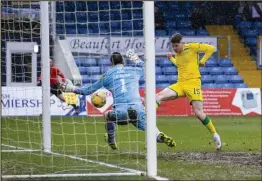  ??  ?? Kevin Nisbet prods the ball home to give Hibs the lead