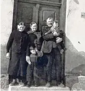  ??  ?? Familie Lechner und Familie Roßkopf vor der Eingangstü­r des alten Gasthofes.