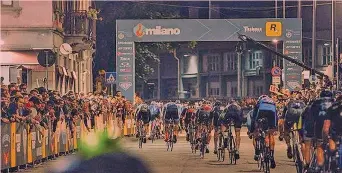  ??  ?? Una fase della gara in notturna 2016 del circuito Red Hook: è l’ottava volta che Milano ospita la finale