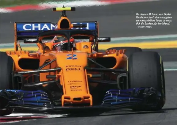  ?? FOTO PHOTO NEWS ?? De nieuwe McLaren van Stoffel Vandoorne heeft drie neusgaten en windgeleid­ers langs de neus. Ook de flanken zijn hertekend.