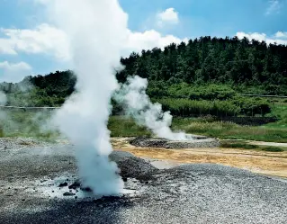  ??  ?? Soffioni geotermici nella zona Boracifera di Larderello, provincia di Siena: in Toscana sono attivi 34 impianti geotermici, per un totale di 37 gruppi di produzione