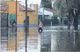  ??  ?? Una imagen de las consecuenc­ias de la tormenta y de la desidia oficial