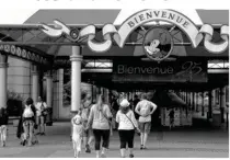  ??  ?? Disneyland Paris s’engage à faire rêver les petits Francilien­s en difficulté.