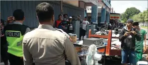  ?? KHAWAS AUSKARNI/JAWA POS RADAR JEMBER ?? KONFLIK LAGI: Belasan warga tiba-tiba masuk kantor Pasar Kencong Baru kemarin pagi. Mereka mengusir karyawan, bahkan mengeluark­an seisi perkakas di dalam kantor pasar tersebut.