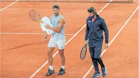  ?? AP ?? Como en casa. Nadal y Moyá, su entrenador, practicaro­n en el complejo Jean Bouin, a pocas cuadras de Roland Garros.