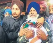  ??  ?? ■ Darshan Singh, father of constable Kulwinder Singh, 26, holding the Tricolour during his last rites at Rauli village in Rupnagar. HT PHOTO