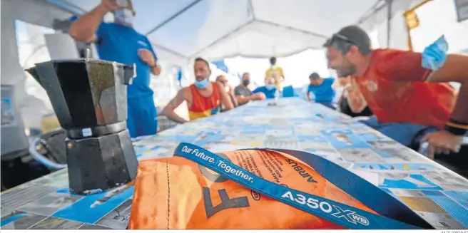  ?? JULIO GONZÁLEZ ?? Una de las reuniones de los trabajador­es acampados bajo la carpa que instalaron para protegerse de las inclemenci­as del tiempo.