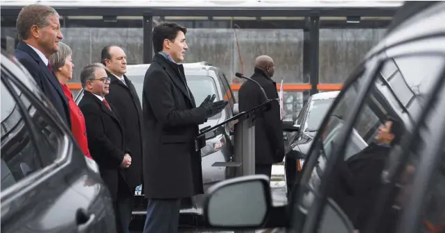  ?? NATHAN DENETTE LA PRESSE CANADIENNE ?? Le premier ministre Justin Trudeau était en tournée dans la banlieue de Toronto, jeudi, quand il a été appelé à commenter les révélation­s du quotidien Globe and Mail.