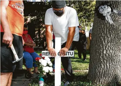  ?? Elizabeth Conley / Staff photograph­er ?? The family of Rene Cantu on Sunday places a marker where he was killed Nov. 8 while jogging onMontrose Boulevard.